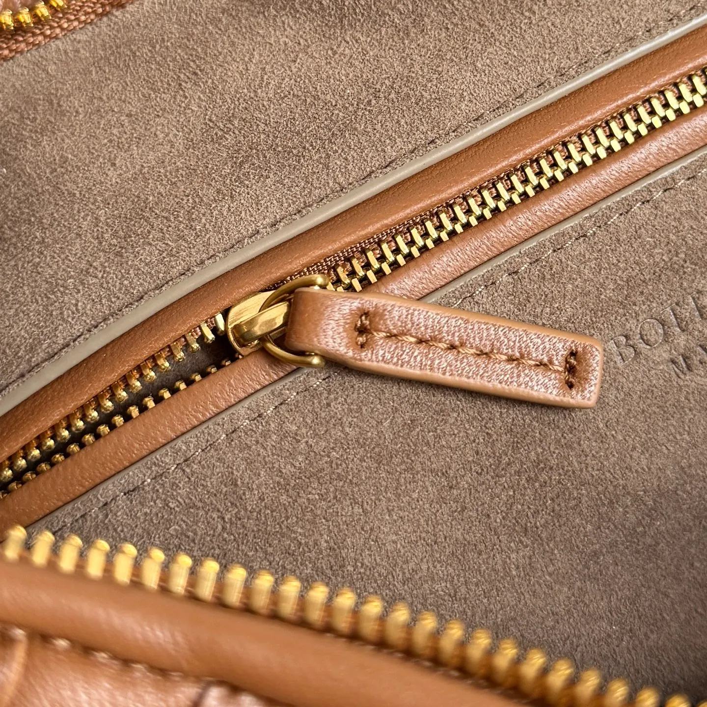Batch 2120 BV Bottega Veneta's new early spring women's shoulder bag. The soft and delicate Hobo bag has been shipped! Many friends are waiting for this bag. It has a round shape and a large capacity. It can hold a 50-fold umbrella inside. Babies with a lot of daily items do not need to worry about the capacity of this bag. It is a practical bag for traveling and commuting. Although it is fluffy, it is soft and comfortable when carried on one shoulder. It has a modern and retro feel. Model No.: 856737 Size: 44*28*5cm